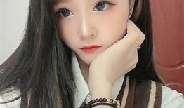 亚洲美女空姐与学生妹的精彩互动，热辣瞬间无法抵挡！