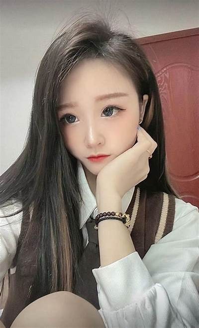 亚洲美女空姐与学生妹的精彩互动，热辣瞬间无法抵挡！