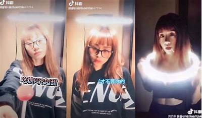 抖音红草莓热潮：探秘新晋网红水果的魅力与吃法